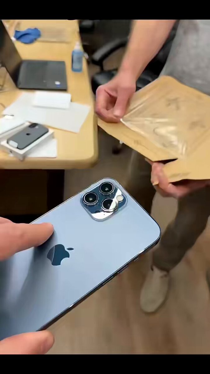 这位卖手机的老板分享，为什么他完全不担心手机寄送途中会被摔坏？