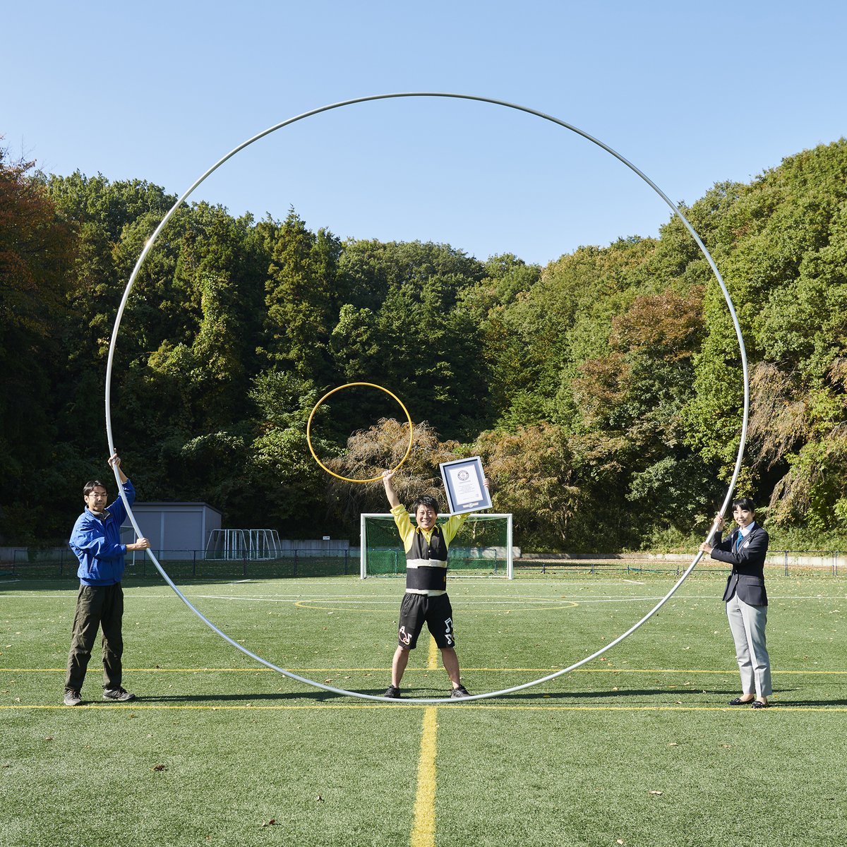 Largest hula hoop spun (male) - 5.40 m (17 ft 8 in) in diameter by Yuya Yamada 🇯🇵 AKA 'Hoop Man Yu-Ya' who attempted this immense record for Guinness World Records Day in 2019. HOOPMAN YUYAさんが5.4メートルのフープを回してギネス世界記録を達成した瞬間です✨ ギネス世界記録
