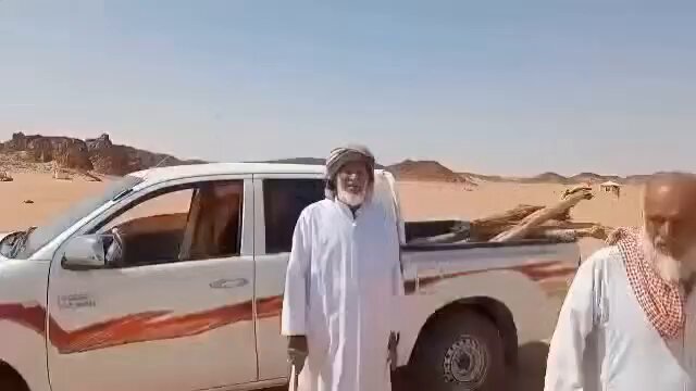 كبار السن هؤلاء لا يحضرون الى مطارح الكرامة اليمنية لأجل حزب او مصلحة سياسية هؤلاء لا يحضرون الا لأجل الكرامة والعزة والنخوة العربية الأصيلة حتى لا تضيع المروءة بين الناس