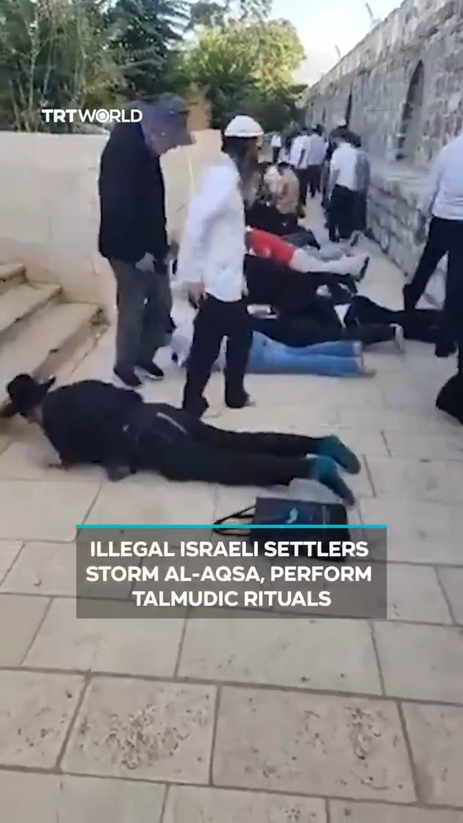 🇮🇱🇵🇸 Israeli settlers storm Al-Aqsa Mosque compound in East Jerusalem, performing religious rituals under Israeli police protection. Writer: Samuel