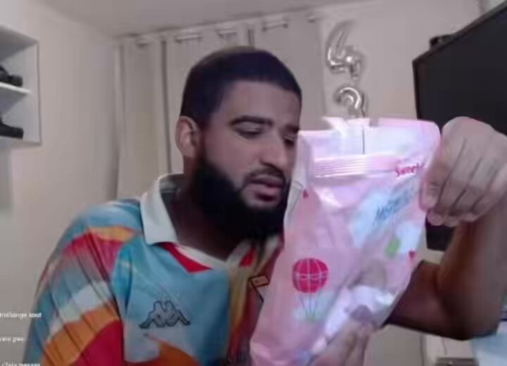 J’avais interpellé un jeune « musulman » qui avait arraché le sac d’une vieille dame et lui avait cassé le col du fémur. En Garde à Vue il m’a demandé un sandwich sans porc. "Dieu préfère que tu bouffes du porcs toute ta vie que de briser une vie." On est d’accord ?