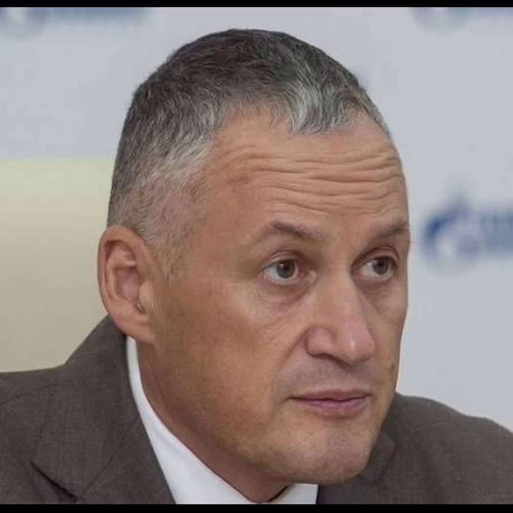 СРОЧНО Как стало известно ВЧК-ОГПУ и в Москве задержан «правая рука» олигарха Аркадия Ротенберга – Константин Махов. Он является председателем совета директоров ООО "РусХимАльянс", генеральным директором "УК ОЭЗ ППТ "Усть-Луга", "Национальной газовой группы", «Балтийского химического комплекса» и т.п. Именно Махов отвечает за строительство в Усть-Луге завода по производству полимеров в рамках крупнейшего в регионе газохимического проекта с инвестициями в 2,7 трлн рублей. Махов топ-менеджер в большинстве крупнейших проектах Ротенберга. «На данный момент это самый близкий к нему человек», - рассказал источник. По данным нашего проекта, задержание Махова происходило вчера вечером с участием большого количества бойцов спецназа. Ранее Махов почти десять лет был заместителем руководителя Росавиации. На этом посту он «прославился» тем, что «закатил» свадьбу, стоимостью в миллионы евро. В июне 2015 года в роскошном замке "Шато Дитер", расположенном на Лазурном берегу Франции между Каннами, Сан-Тропе и Монако, состоялось бракосочетание Махова. На территории замка "Шато Дитер" находится большой сад с антикварными римскими скульптурами, 3 бассейна с подогреваемой водой, 2 вертолетные площадки. Цена аренды замка составляет 2 млн евро. На свадьбе было более 100 гостей.