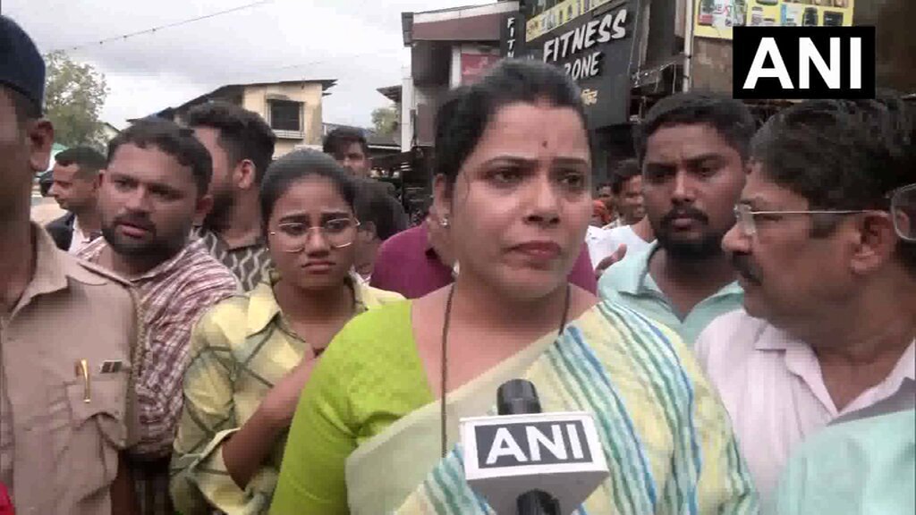 #WATCH | Mumbai, Maharashtra: On a man falling into an open manhole in Sakinaka and dying, Mumbai Mayor Ritu Tawde says, "One Aslam Shaikh fell into the manhole. This is a really unfortunate incident. Upon collecting the full details, it was found that a red alert was issued and amid heavy rainfall a protective cover was being installed after opening manholes even when the contract was floated 2 years back. What did the administration do the entire summer? I am collecting all details. BMC Commissioner Ashwini Bhide has launched an inquiry committee into this. Ward Officer, AE, Sub Engineer and JE - all 4 of them have been suspended. I have announced Rs 10 Lakh compensation for the bereaved family."