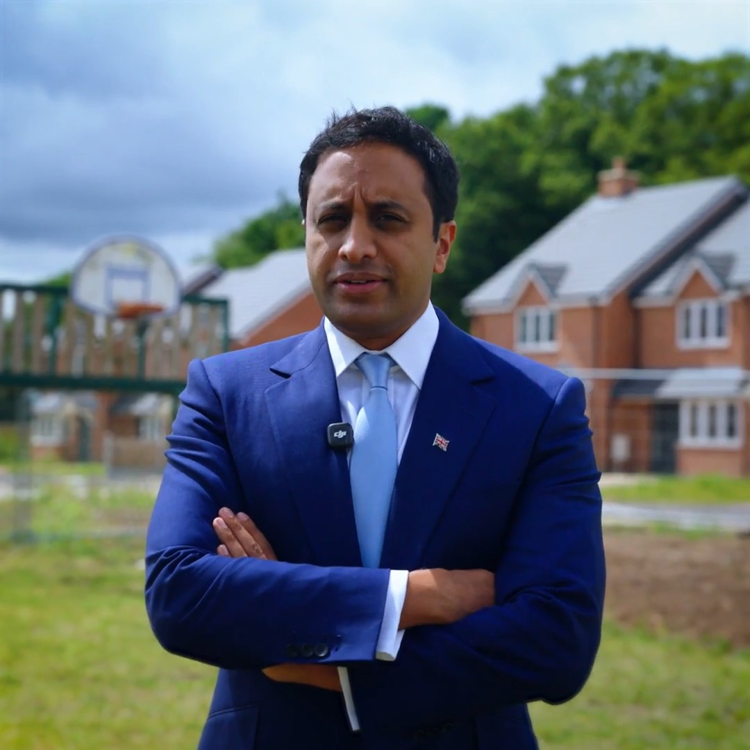 Illegal migrants will be living in these £250,000 newbuilds at the expense of hard-working British people who can’t afford to. Britain is broken. Britain needs Reform. 🇬🇧