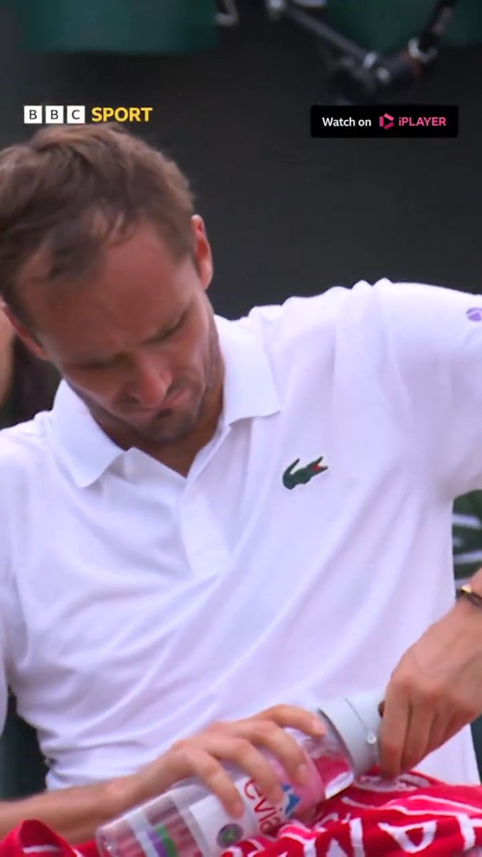 Need a hand there, Daniil? 😅 Umpires can be helpful in many situations! 👍