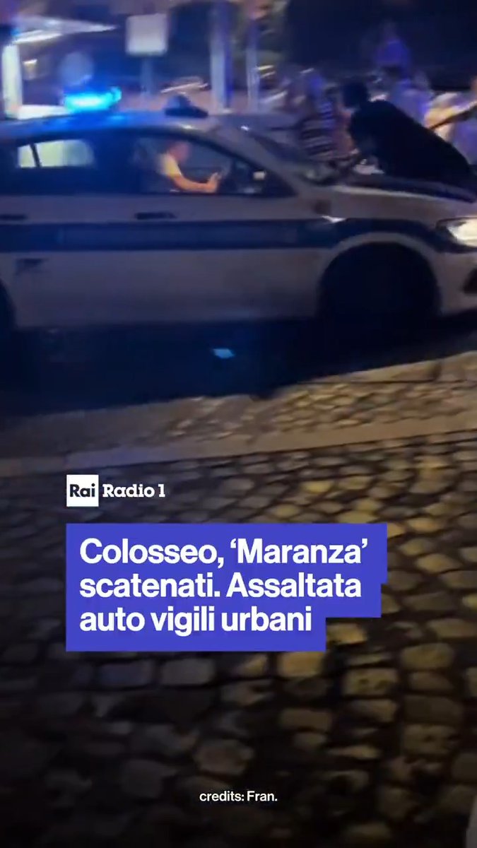 🔵#Roma Maranza senza freni al Colosseo: fuochi d’artificio lanciati ad altezza d’uomo, scatenato “ballo del coltello” con dei serramanico, poi l’auto dei vigili circondata da decine di persone. Tutto ripreso e rilanciato sui social dai turisti.
