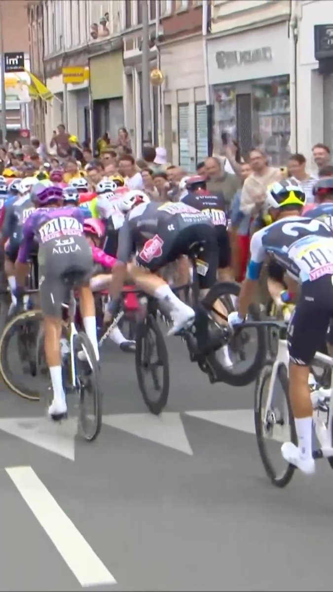 When Kaden Groves avoided a crash with some CRAZY bike handling skills ๐คฏ
