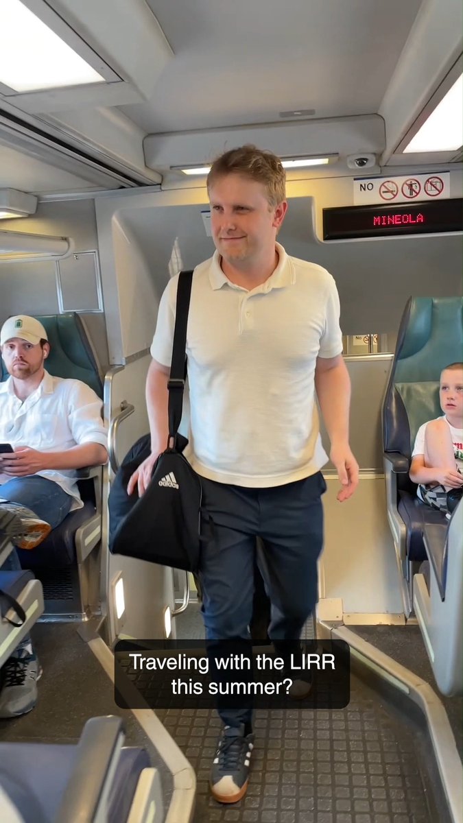 Headed out to the East End with luggage? Please be courteous and keep it off seats and away from the aisles. Your cooperation creates a better riding experience for everyone—thank you!