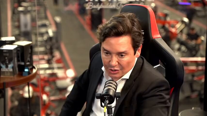 Cláudio Dantas no IronTalks: “O sistema é corrupto e a política é um processo de longo prazo” Michele Bolsonaro errou ao apoiar Flávio no 1º turno? Pragmatismo fedido ou necessidade? Cláudio destrincha a real: o sistema brasileiro é estruturado para dar errado, o jeitinho e o compadrio mandam, e eleger governador é eleger bancada. Sem visão de médio e longo prazo a direita vai continuar se matando por migalhas e elegendo quem depois vira as costas. A solução? Mais gente entrando na política de verdade não só 1.000, mas 10.000, 100.000. Política não é Instagram. É construção lenta e suja. Quem não aguenta o cheiro, que saia do palanque.