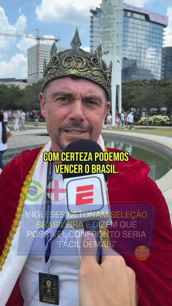 😳🏴 RAPAZ… Torcedores ingleses detonam o Brasil antes de possível confronto nas quartas de final da Copa do Mundo: “Com certeza podemos vencer o Brasil. Temos Declan Rice, Bellingham, Harry Kane… Um time de craques.” “O Brasil é ruim. O Brasil é horrível. O Brasil não é nada!” “O Brasil não é mais o que era antes. Vamos ganhar do México e depois do Brasil.” “Jogo fácil para a Inglaterra. Muito fácil. Eles (Brasil) não têm muito conhecimento de futebol.” “É o jogo mais fácil que podemos ter.” “Primeiro ganhamos do México, depois vamos pra cima de vocês. Sinceramente, temos mais medo do México. Gosto do Brasil, mas eles não têm tantos bons jogadores quanto a gente.” “Vocês estão com problemas, porque o futebol está voltando para casa. Vamos ganhar todos os jogos.” “O Brasil parece fraco. Só o Vini está jogando bem. O resto parece fraco.” “Vocês têm o atacante do Brentford (Igor Thiago), nós temos o Harry Kane.” 🎥 ESPN Brasil