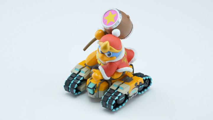 L'amiibo Roi DaDiDou et Étoile tank est maintenant disponible ! Les chenilles du bolide peuvent être déplacées pour le faire passer d'une forme à l'autre. #KirbyAirRiders