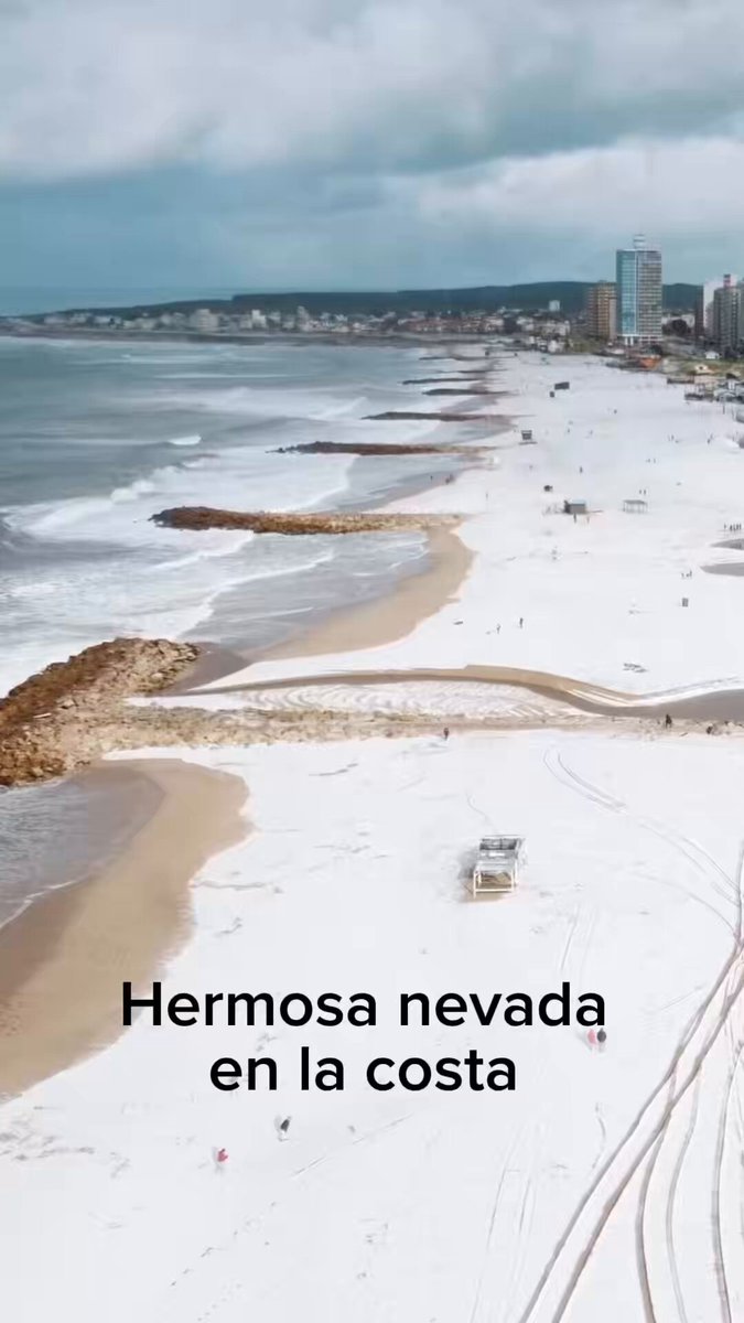 Turistas y locales sorprendidos por las nevadas en la costa argentina.