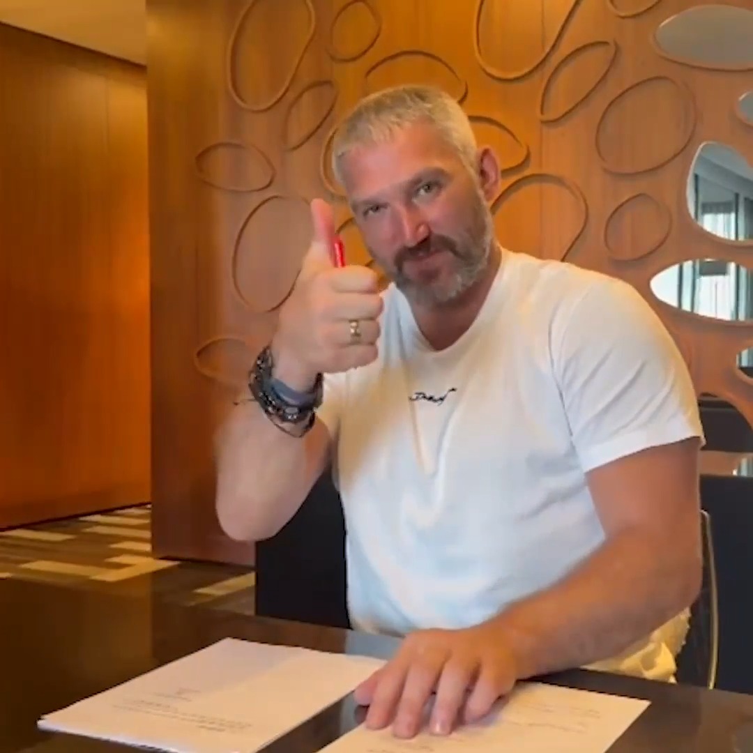 “I'm back babes” 😂 Alex Ovechkin officially puts pen to paper on his new contract 📝 (Washington Capitals)