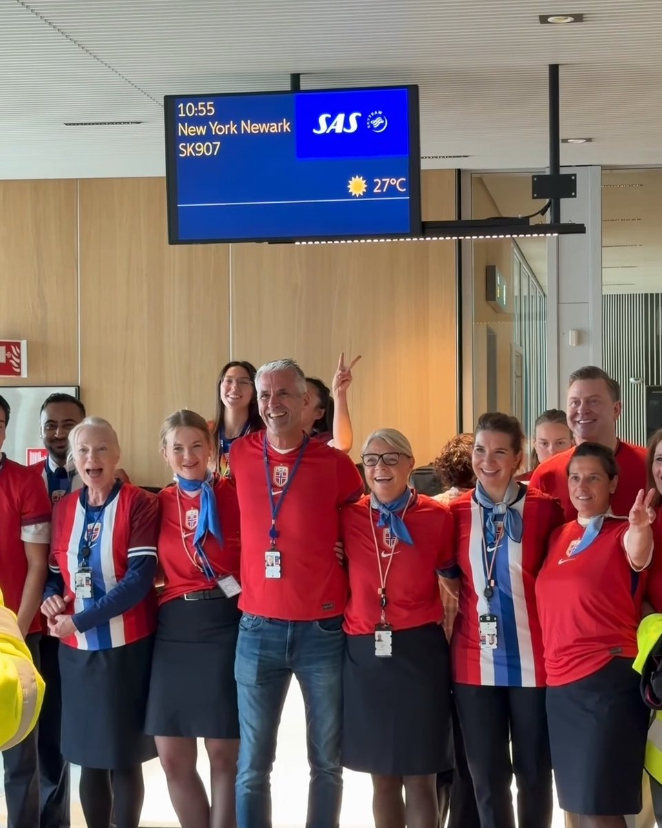 With our crew suited up in Norwegian colors and the gate filled with cheers before departure, this flight brought the spirit all the way across the Atlantic. ✈️ Good luck this weekend, Norway. We’re cheering you on every step of the way! 💙 #flysas