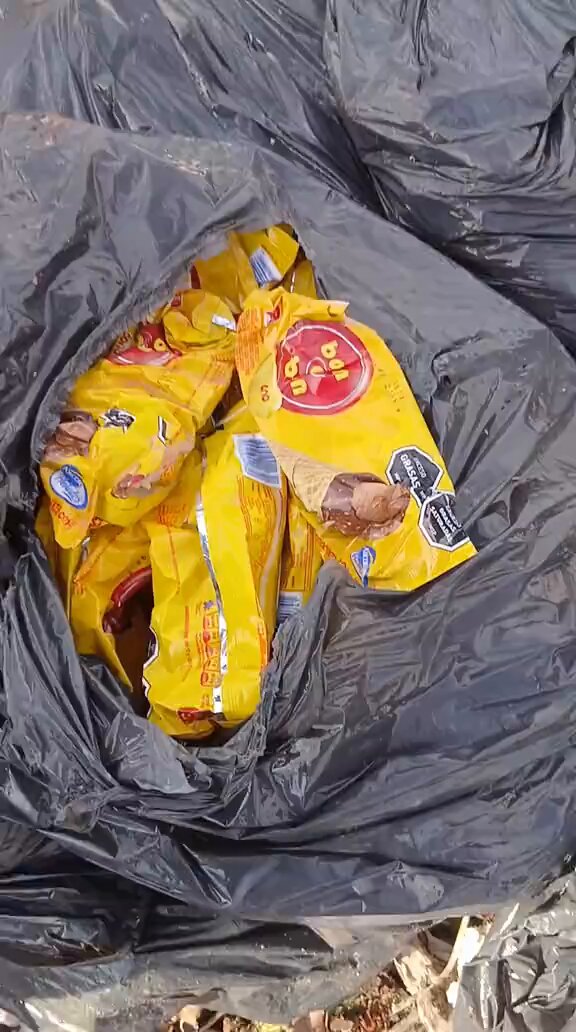 "Cirujas": Por este hombre que encontró una "mina de oro" de chocolates mientras estaban trabajando en un basural.
