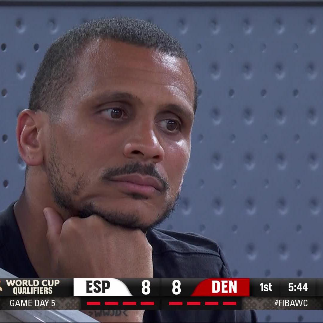 Joe Mazzulla keeping an eye on his new starting SF. ☘️ #FIBAWC | #StepItUp