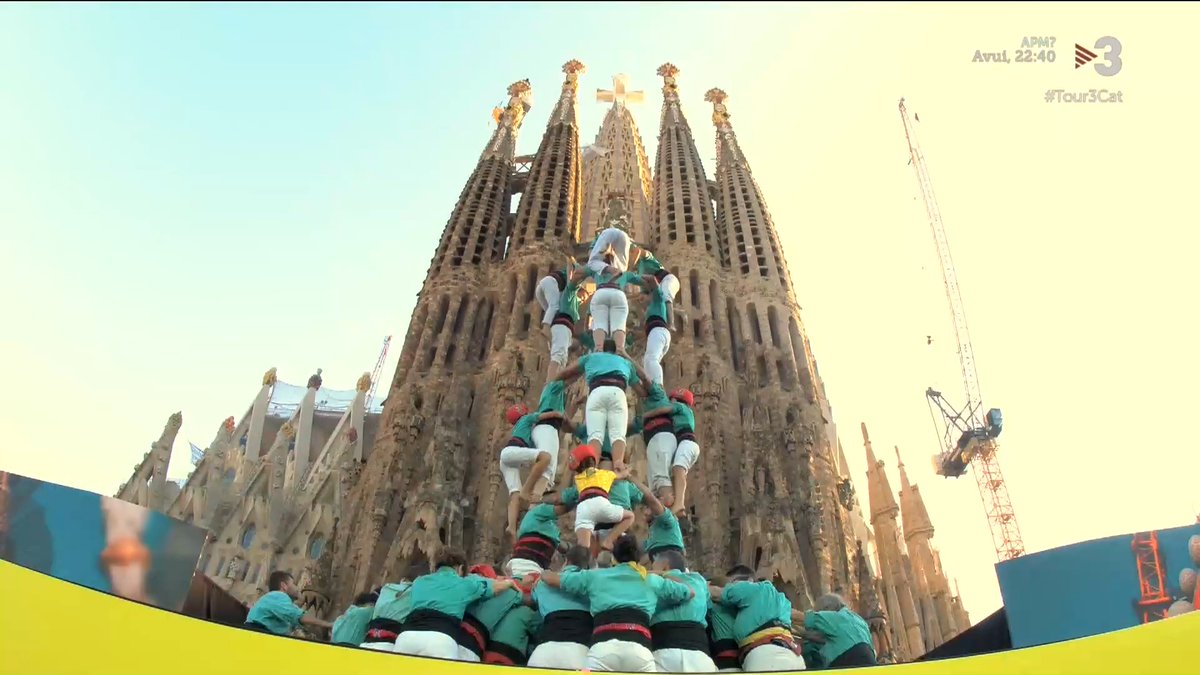 😍 Els Castellers de Vilafranca tanquen la cerimònia amb un castell davant de la Sagrada Família #Tour3Cat ▶️