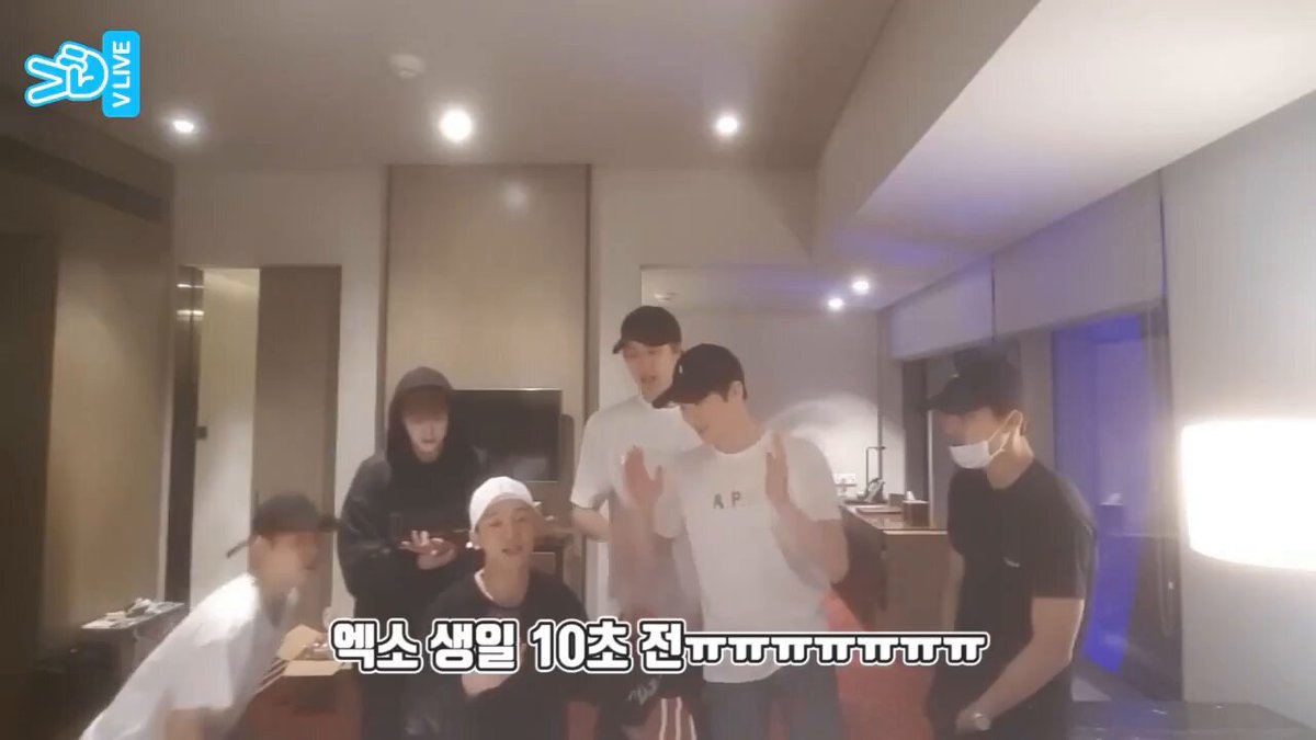 kangen banget sama exo :(( kadang tuh ya aku mikirin mereka skrg kalau tukar kabar tuh gimana ya? grup chatnya msih aktif gak ya? masih main keluar bareng² kan ya? need "exo moment" again.. capek bgt begini tp mrk pasti lebih capek🥺