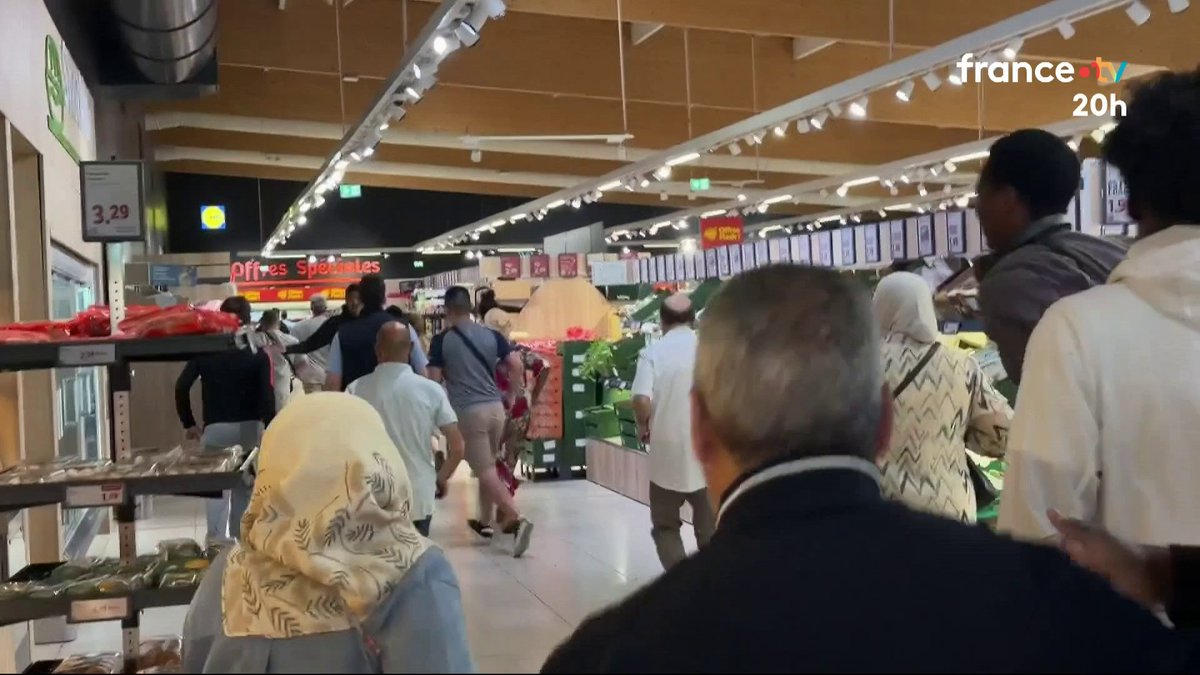 🔴 Des clients écrasés et des bagarres. scènes d’émeute à Lidl pour des climatiseurs en promo. La marque a annoncé hier la mise en vente de 200 000 climatiseurs alors qu’une nouvelle vague de chaleur arrive. La police a dû intervenir. #JT20h