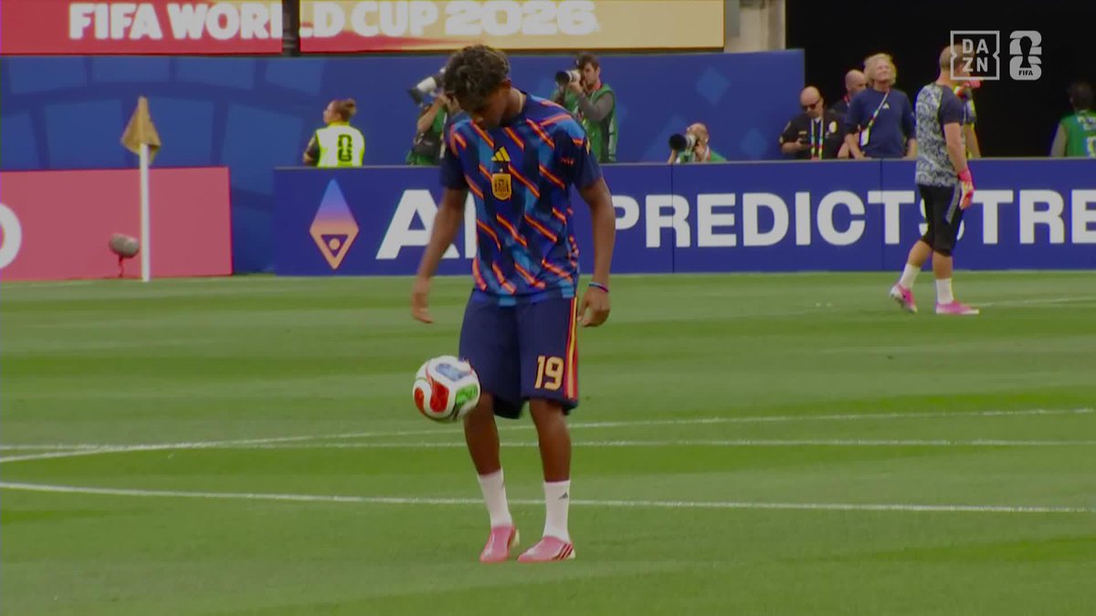Lamine Yamal haciendo el calentamiento 'Live is life' de Maradona 🌟🇪🇸🇦🇷 Si él está así, estamos tranquilos 😮💨 #DAZNMundial #FIFAWorldCup