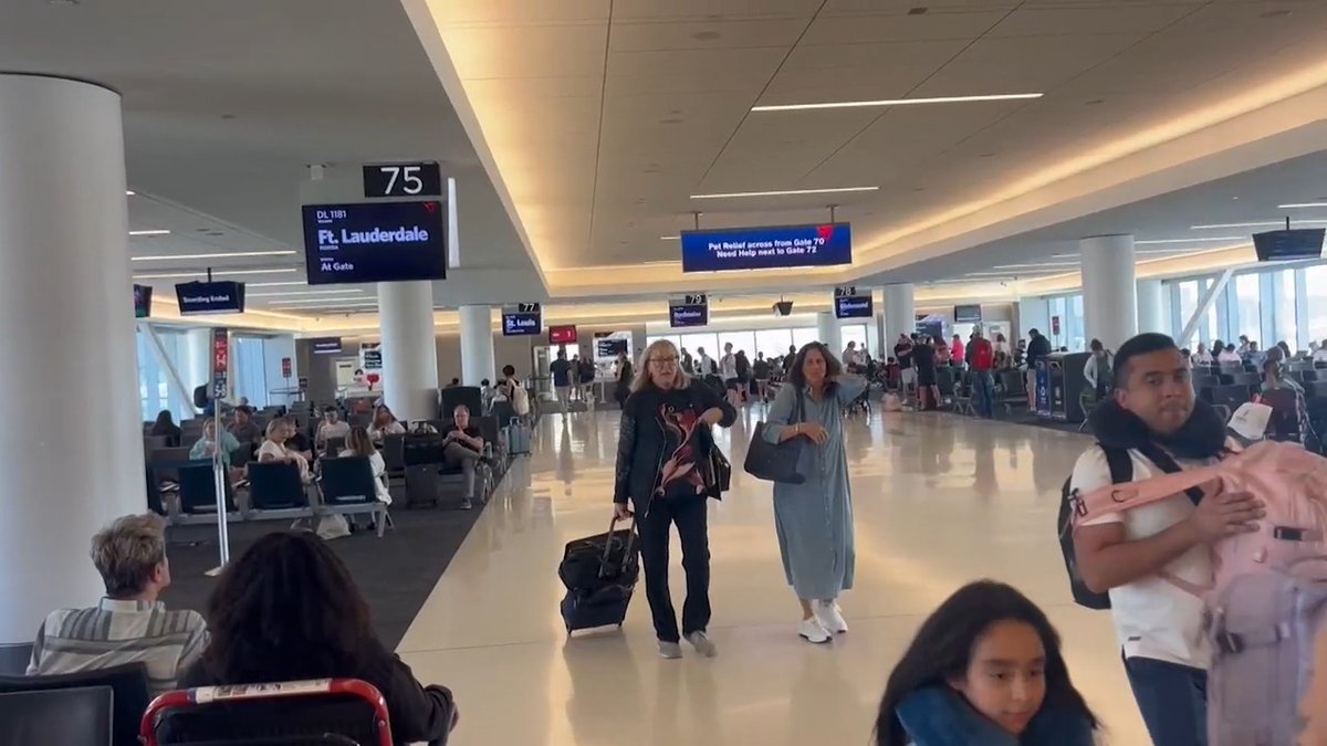 👀 Exclusive: Donna Kelce arrives in NYC ahead of Taylor Swift and son Travis' wedding. 🎥: Backgrid