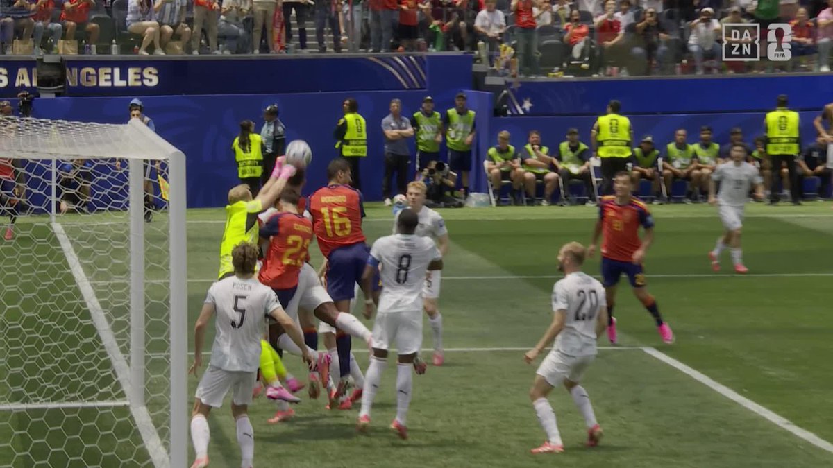 El gol que le han anulado a España ha sido una vergüenza. Por más que lo intento, no veo la falta por ningún lado.