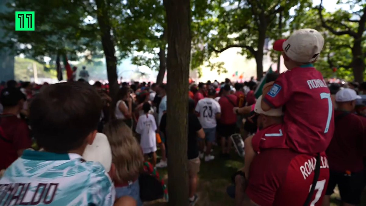 🚨 C’EST QUOI ÇA ? 😳 Un véritable MARÉE HUMAINE s’est réunie à Toronto pour soutenir le Portugal avant le choc face à la Croatie. 🇵🇹🔥 La Seleção joue presque à domicile ce soir. ❤️💚
