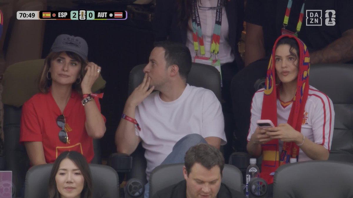 SI ES QUE ES ORIGINAL HASTA PARA COLOCARSE LA BUFANDA LA ROSALÍA 👏 #DAZNMundial