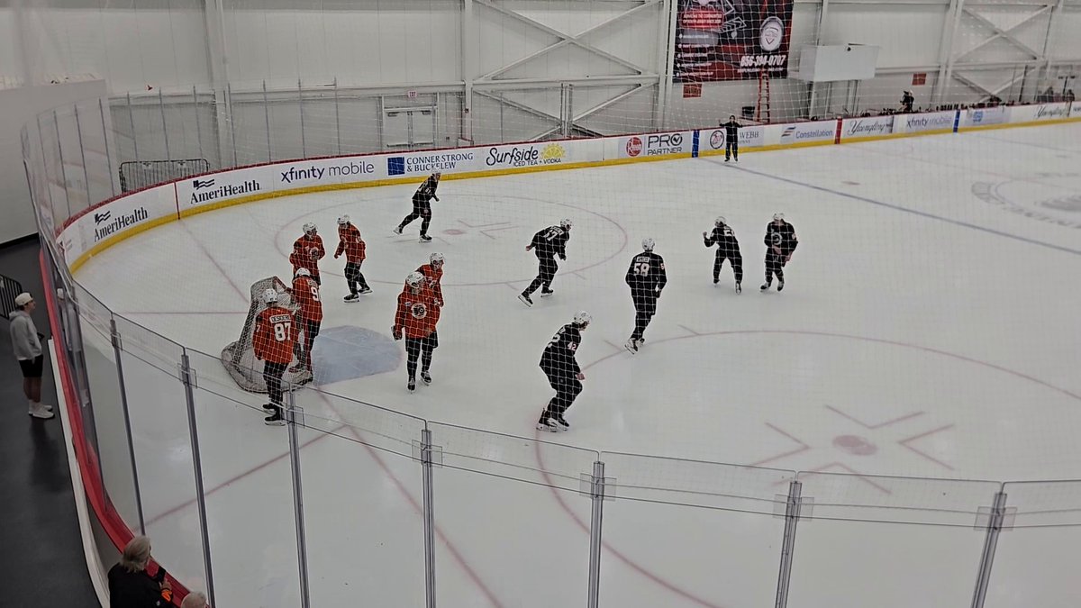 We've got ultimate frisbee on ice at the Philadelphia Flyers' development camp! 🥏 (🎥: Charlie O'Connor)