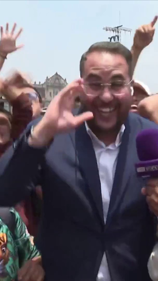 🇲🇽 الجماهير المكسيكية تخطف الأضواء! جماهير المكسيك تحتفي بمراسل قنواتنا مهدي فودي على طريقتها الخاصة. #كأس_العالم2026 | #مونديال2026 | #كأس_العالم #FIFAWorldCup2026 | #FIFAWorldCup | #beINWC26 | #beINSTUDIO | #beINSQUAD