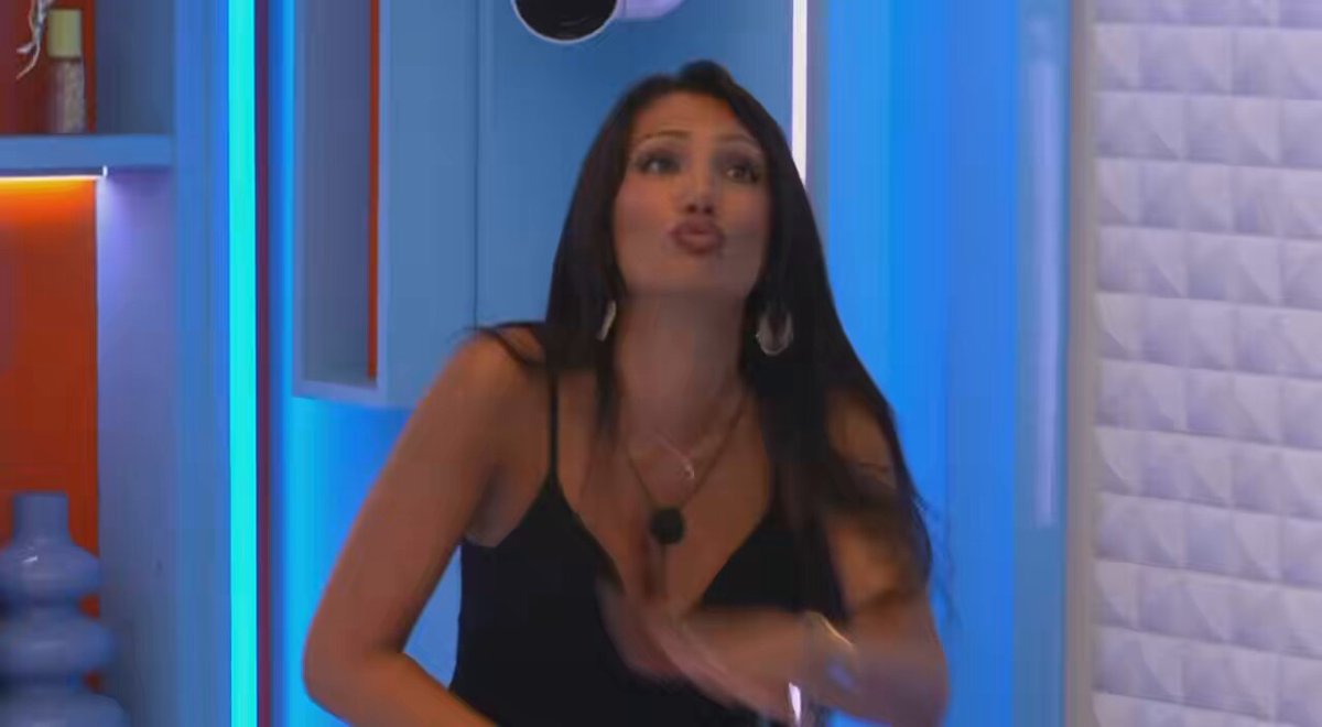now watch this and tell me everything about jasmine isn’t performative. tryna be the next leah so bad #loveislanduk #loveisland