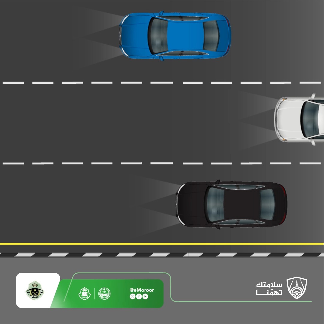 المراوغة بسرعة بين المركبات تربك مستخدمي الطريق، وتعرضهم لخطر الحوادث المرورية. #المرور_السعودي #سلامتك_تهمنا