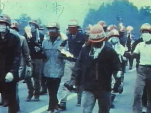 1971年の中核派と機動隊との衝突映像らしいんだけどヤバいな… 火炎瓶を警察に投げ出るし… テロリストだろこんなの… 亡くなった方もいたらいしい… こんな事をやっていた奴らが歳を取っても未だにに反政府運動やっている コイツらは日本のガンだな…