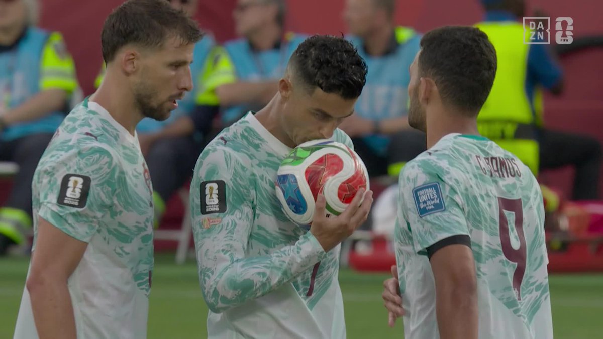 PASARÁN LOS AÑOS. PODRÁ TENER 89 AÑOS. Y SEGUIRÁ MARCANDO GOLES. CRISTIANO RONALDO NO SE VA A IR NUNCA. CRISTIANO RONALDO ES ETERNO 🔥🇵🇹 #DAZNMundial #FIFAWorldCup
