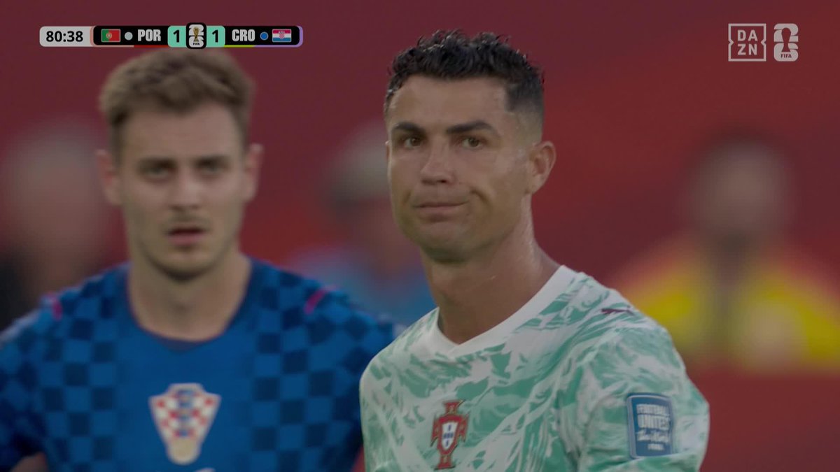 SU CARA ES UN POEMA. CRISTIANO RONALDO, SUSTITUIDO EN EL QUE PUEDE SER SU รLTIMO PARTIDO EN UN MUNDIAL ๐ฏ A 10 MINUTOS DEL FINAL... Y CON 1-1 EN EL MARCADOR ๐ถ #DAZNMundial #FIFAWorldCup