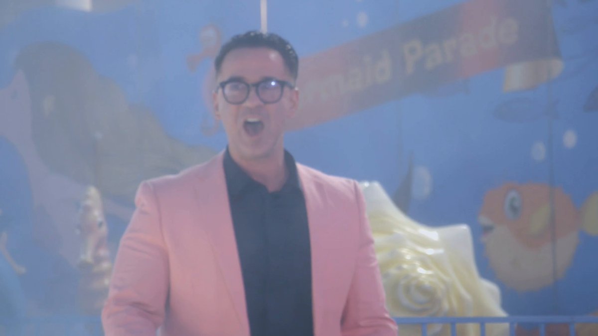 Mike really gave Sammi and Justin the full BDS gender reveal experience. Too bad nobody told him it was a boy. 💙👀 Sound off... where does this rank in the Jersey Shore prank war hall of fame? 😂👇 #JSFamilyVacation