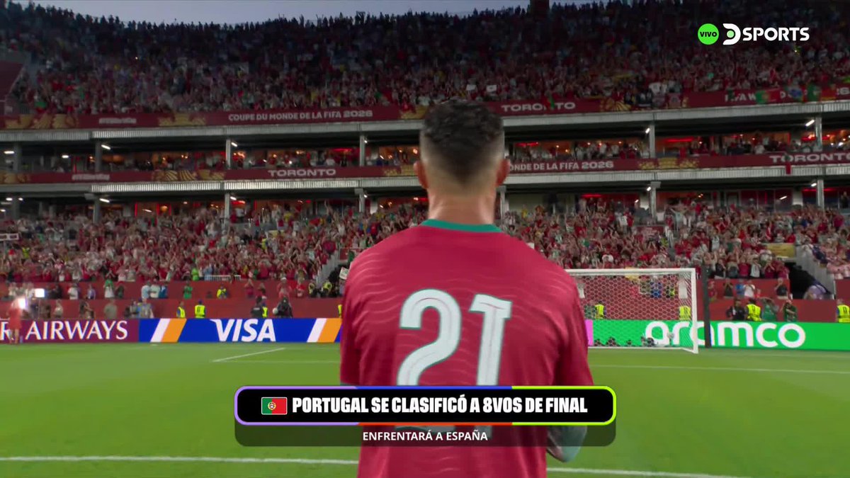 EL MEJOR HOMENAJE Con la 21 de Diogo Jota, Cristiano Ronaldo festejó con sus compañeros y los hinchas de Portugal la clasificación a octavos de final del #MundialEnDSPORTS #FIFAWorldCup
