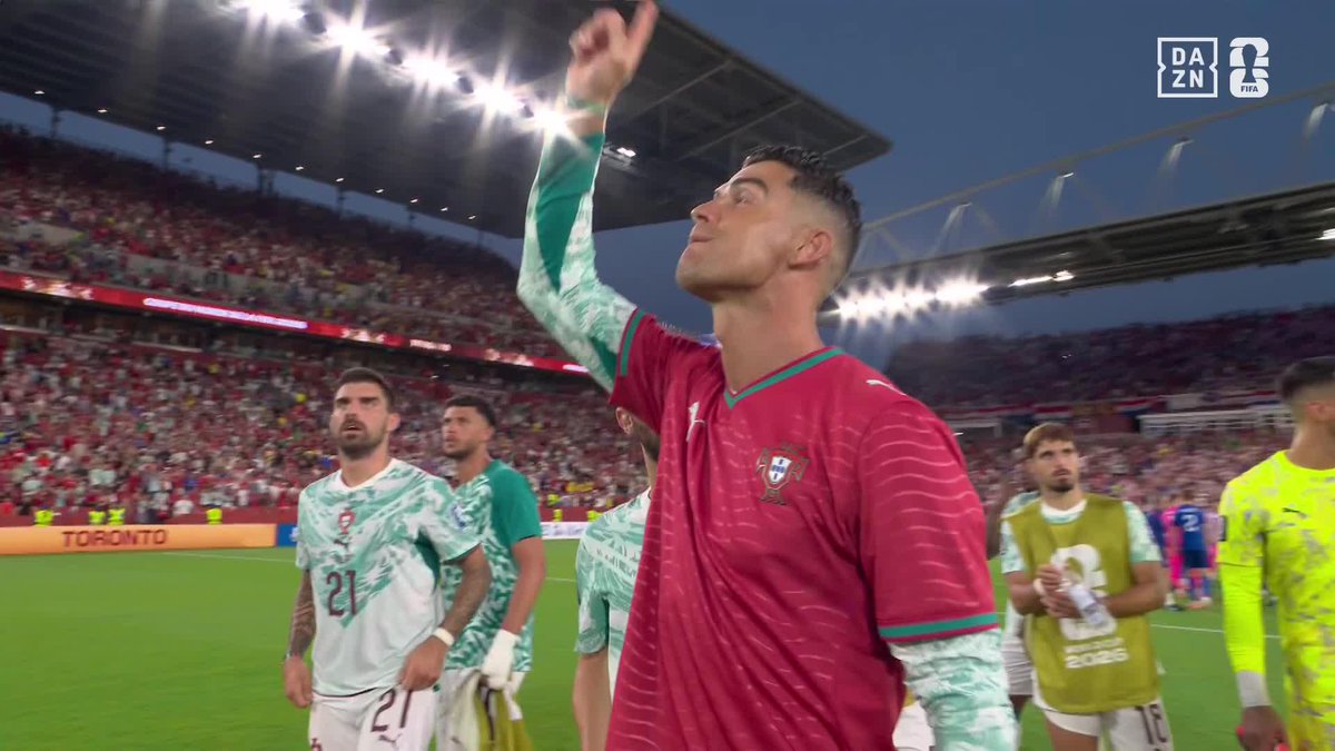 SE NOS ROMPE EL ALMA 💔 Cristiano Ronaldo, con el '21' de Diogo Jota, señalando al cielo y al borde de las lágrimas 🥹 Esto va por ti, amigo ✨ #DAZNMundial #FIFAWorldCup