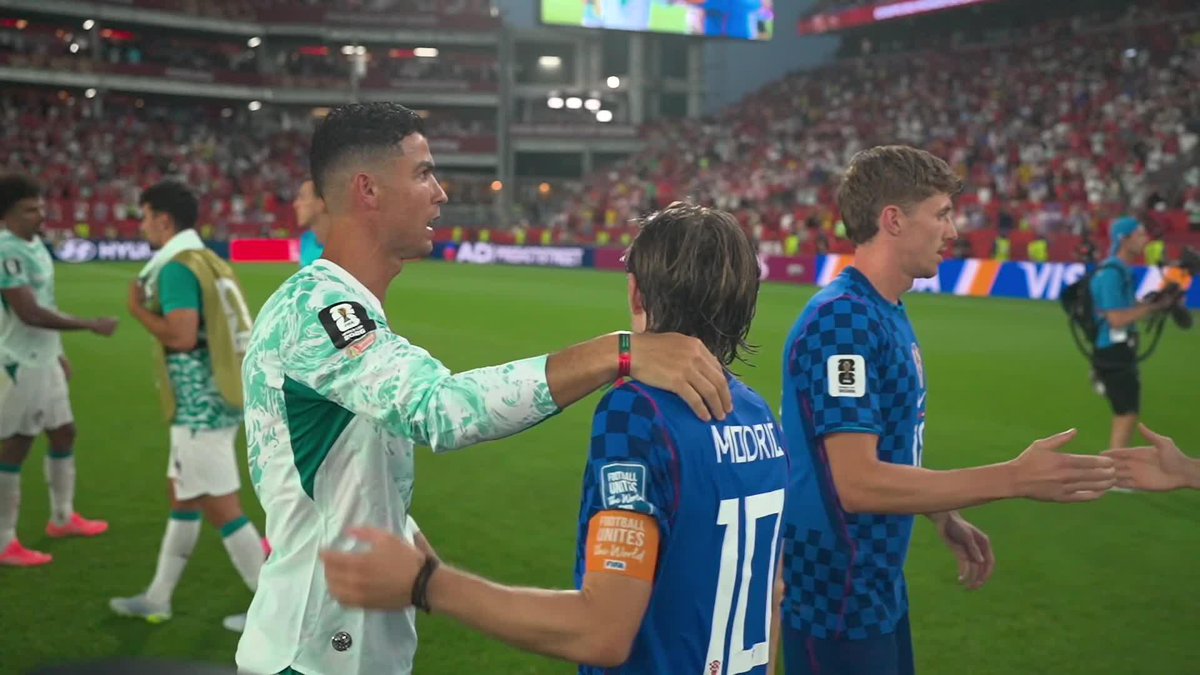 レジェンド×レジェンド 美しくてかっこいい 試合後に🇵🇹ロナウドと🇭🇷モドリッチが抱擁 🏆#FIFAワールドカップ ラウンド32 🆚ポルトガル×クロアチア 📱#DAZN ライブ配信中 #本気で楽しむならDAZN