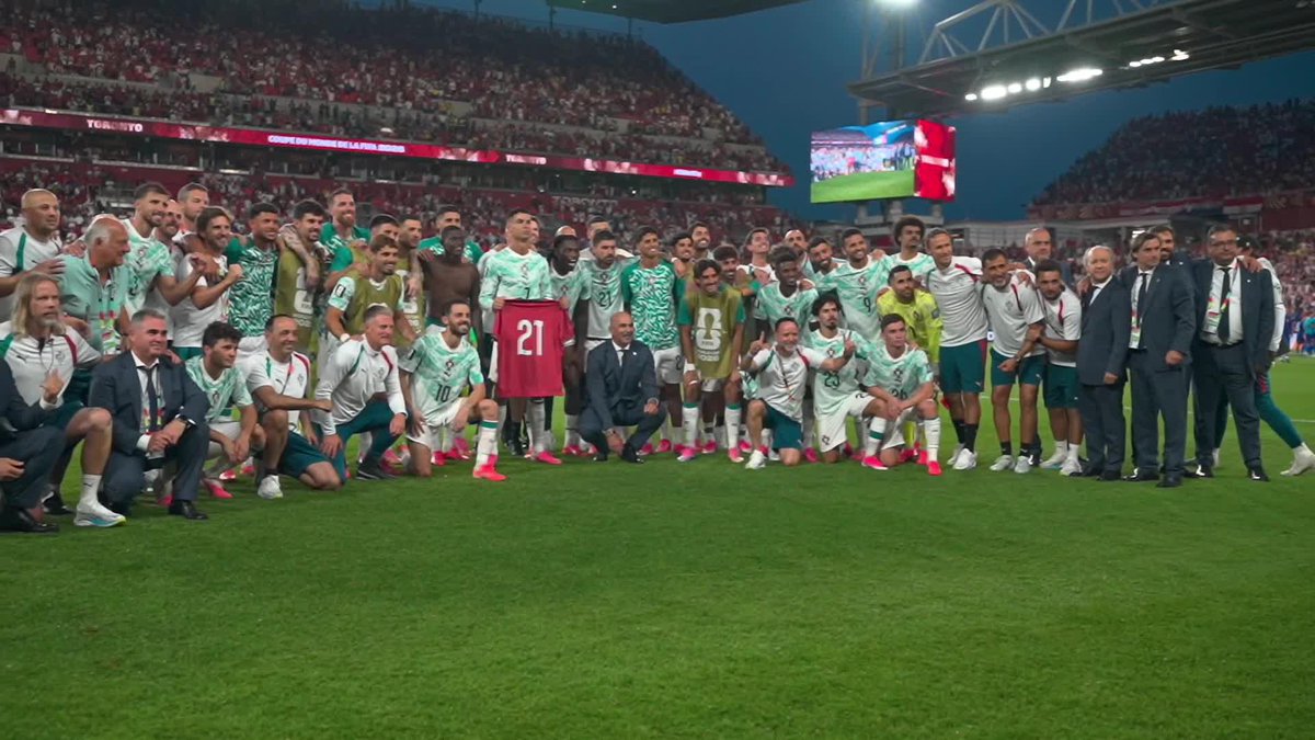 Todo el plantel con la camiseta de Diogo Jota. Uno de los momentos del Mundial. 💔🇵🇹