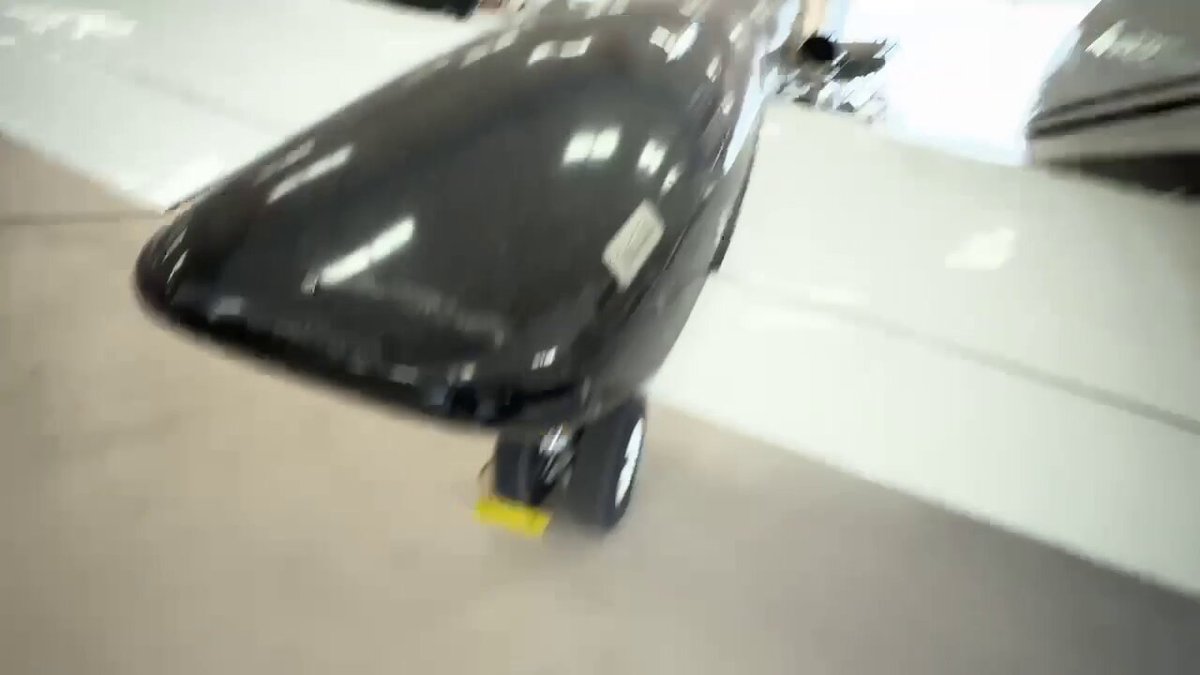 ✈️ Un avión presuntamente vinculado al Cártel de Sinaloa y al traslado en el que habrían participado “El Mayo” Zambada y Joaquín Guzmán López en 2024, ahora se exhibe en el museo “War Eagles Air Museum” en Santa Teresa, Nuevo México. De acuerdo con reportes del FBI, la aeronave forma parte de una exhibición sobre el uso de la aviación en actividades del crimen organizado y la coordinación de agencias de seguridad. 🚨 Vía: Reynaldo Lara