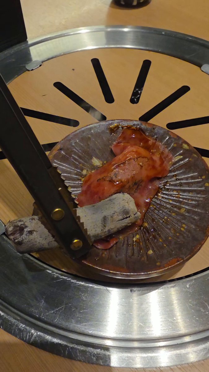 昨夜は、西麻布の「焼肉うしと」さんに行ってきました。今年オープンの新店。以前よく行ってた「glam」の系列らしく、さすがのクオリティだった。店員さん、お店の前で待ってて下さり。完全個室で、部屋の中で紙タバコも吸えた。内装・味・サービス、最高。2人で会計8万7千円とコスパも良く、お勧め。