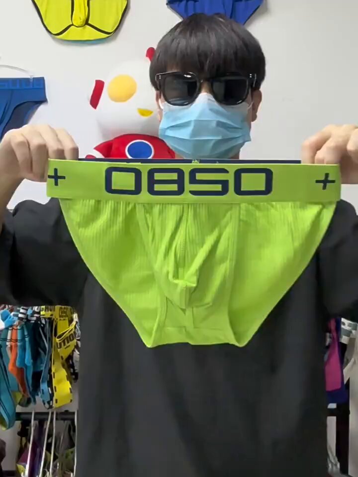 Thứ Sáu rồi, lên đồ đốt cháy ánh nhìn của ẻm thôi! BST underwear siêu gợi cảm tôn trọn vòng 3 săn chắc và bản lĩnh phái mạnh. Mặc vào là ẻm đòi bù khu liền! 🥂✨ 💰Giá: 59K 🔹Chất liệu: cotton 🔸Kích thước: M L XL 🔹Màu sắc: xanh lá, hồng, xanh lam, đen, hồng đậm, xanh dương 🛒MUA NGAY TẠI🔻 🌐 #RemondBasement #SexyUnderwear #MenStyle #FridayFeeling #GetReady #BS #MenBrief