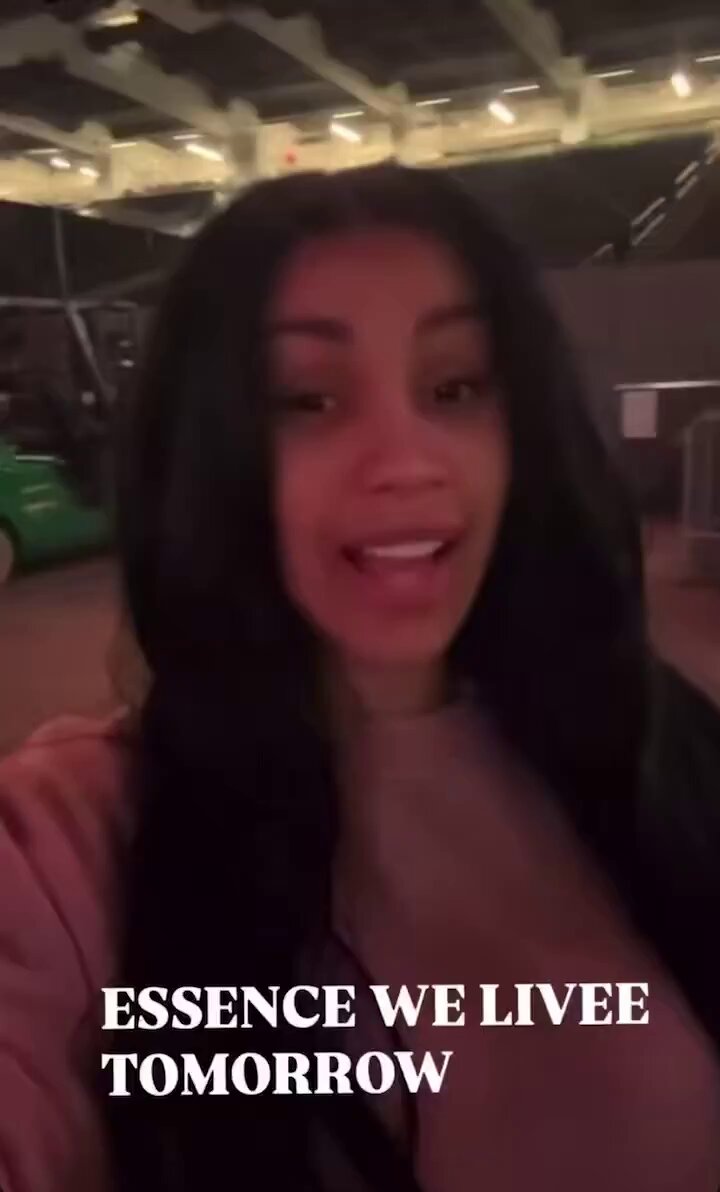 Makeup-free Cardi B has just finished rehearsals for her headlining set at Essence Festival TOMORROW! 🔥 This will be the first time she’s ever performed in a stadium. 🥹