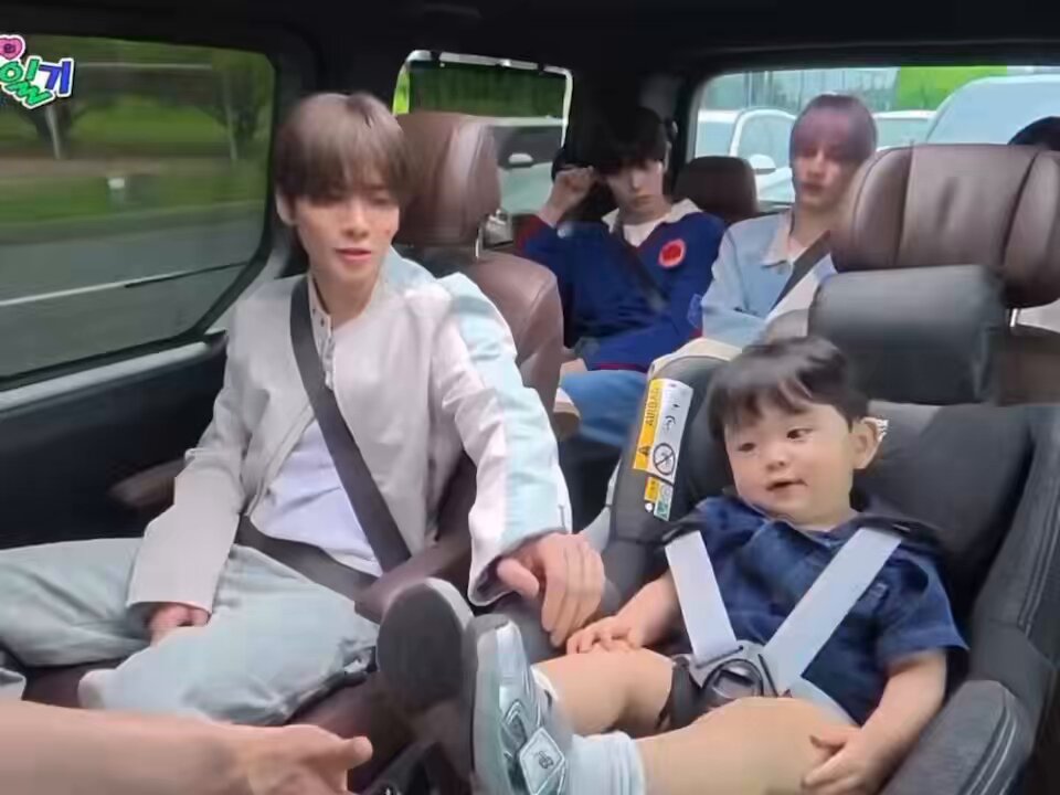 even when yeonjun is sitting at the front he doesnt miss a chance to play with yoojun 😭 them saying kkang~ is so cute