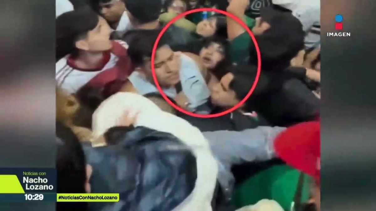 “¡Nadaremos, nadaremos!”, este canto habría detonado la aglomeración en Paseo de la Reforma tras el triunfo de #México, donde murieron cuatro personas, de acuerdo con testigos. Hoy, salieron a la luz nuevos videos de lo que pasó: