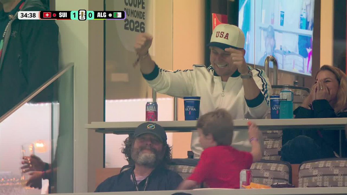 ยฟQuiรฉn mรกs queda como Zach Galifianakis, el actor de HANGOVER, luego de los partidos de madrugada en la Copa del Mundo! ยกHay que verlos igual, gente! โฝ #ESPNMundial ๐บ Mirรก los mejores partidos de la #FIFAWorldCup por ESPN, en el Plan Premium de #DisneyPlus