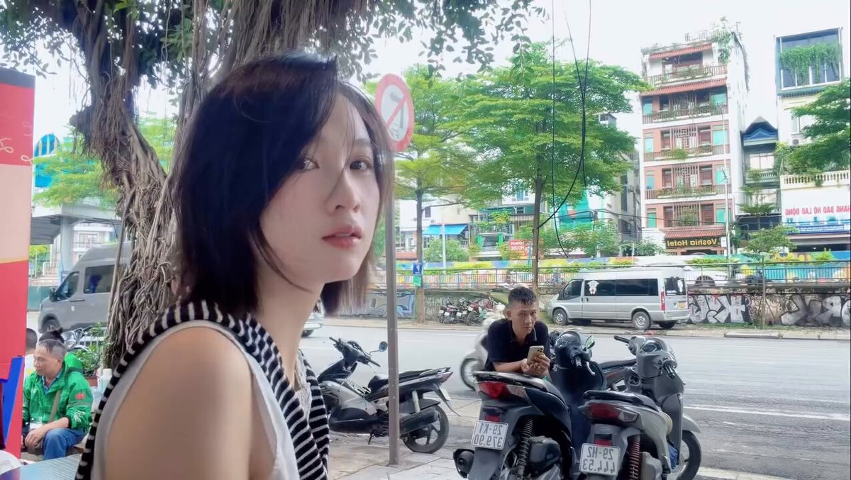 Cảm xúc của mọi người trước khi rời xa một thành phố mà mình gắn bó là thế nào ? Mình là thân cư thiên di, cứ 2 năm lại chuyển chỗ ở/ môi trường sống 1 lần. Nhưng lần này xa Hà Nội, thành phố gắn với mình cả tuổi trẻ, mình buồn vô cùng. Ngày cuối ở Hà Nội, thời tiết quá đẹp để ngồi ngắm đường phố, khóc và quay 1 video nhớ về nó ^^ Hà Nội, 02/07/2026. Cảm ơn vì 8 năm thanh xuân với thành phố này, nỗ lực và cố gắng hết mình, đủ kỉ niệm buồn vui。