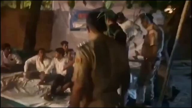 रात के अंधेरे में लोकतंत्र का गला घोंटने की कोशिश! जय नारायण व्यास विश्वविद्यालय, जोधपुर में अपनी जायज़ मांगों को लेकर शांतिपूर्ण धरने पर बैठे NSUI कार्यकर्ताओं को देर रात पुलिस द्वारा जबरन उठाकर गिरफ़्तार करना भाजपा सरकार की दमनकारी मानसिकता का शर्मनाक उदाहरण है। जब सरकार के पास छात्रों के सवालों का जवाब नहीं होता, तब वह आधी रात को पुलिस भेजती है। यह लोकतंत्र नहीं, सत्ता के अहंकार का प्रदर्शन है। क्या अब इस सरकार में अपने अधिकारों की बात करना भी अपराध हो गया है? याद रखिए, रात के अंधेरे में आवाज़ों को दबाने की कोशिश करने वाली सरकारें इतिहास में कभी सफल नहीं हुईं। छात्रों की आवाज़ को गिरफ़्तार किया जा सकता है, उनके हौसलों को नहीं। लोकतंत्र लाठियों से नहीं, संवाद से चलता है। छात्रों की आवाज़ दबाना बंद करो! Government of Rajasthan Bhajanlal Sharma Rajasthan Police
