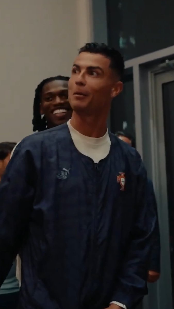 Fans in Toronto erupted when Cristiano Ronaldo appeared on the balcony 🔊 (via Portugal)